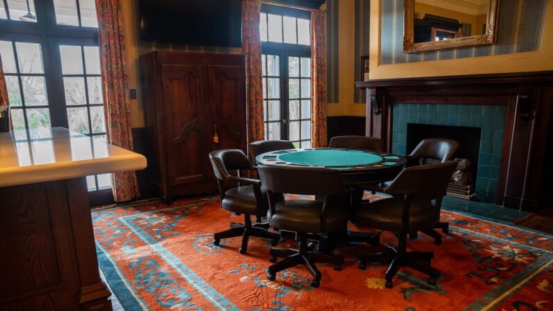 Conway'sTerraceBar_pokertable_TruittVanderbiltClub-visit-lagrange